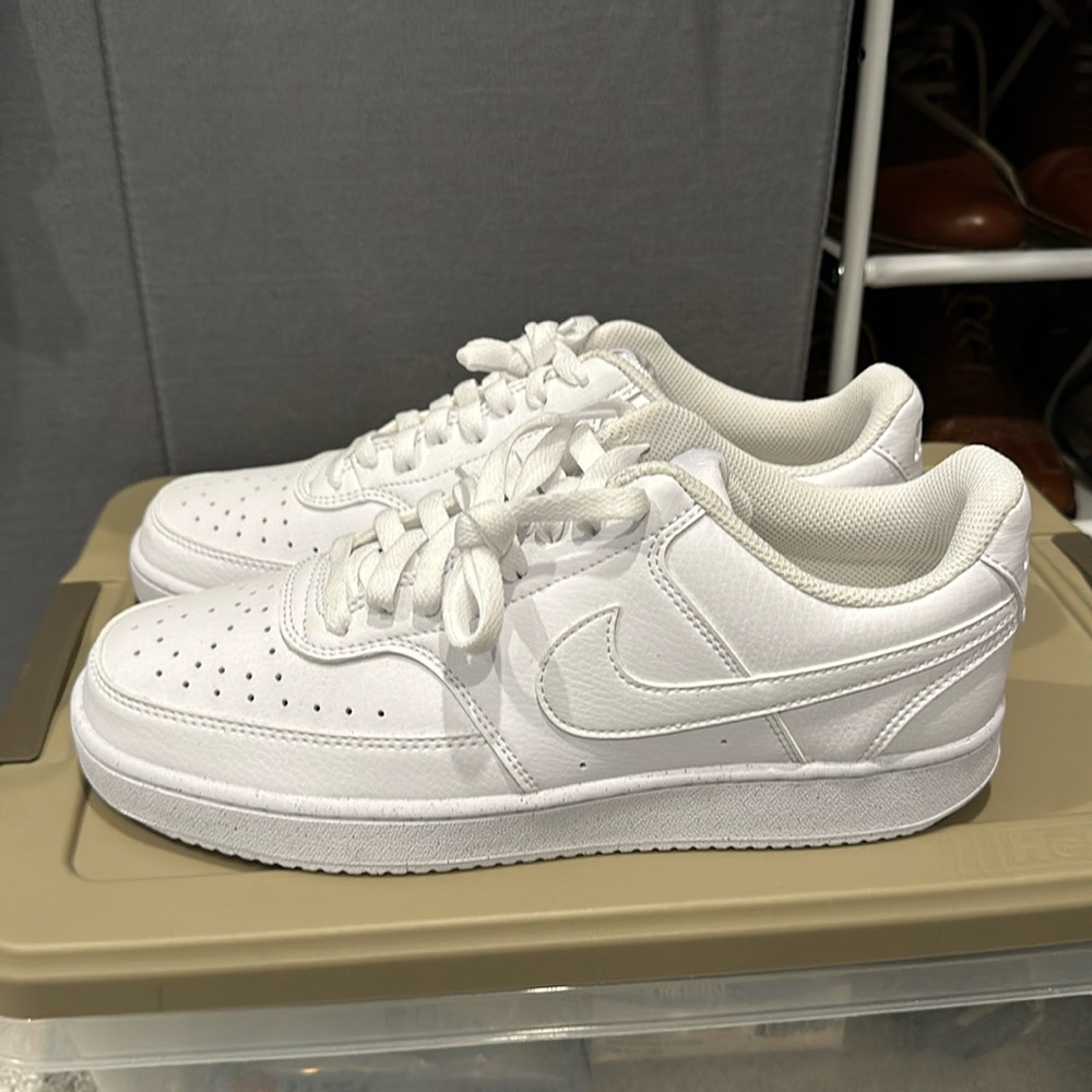 Never worn men’s Nikes